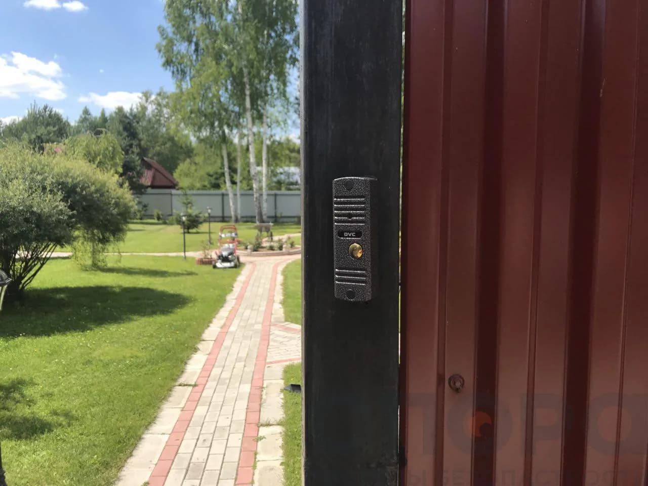 Вызывная панель на калитке и дорожка к дому, дача в СНТ «Митяево»